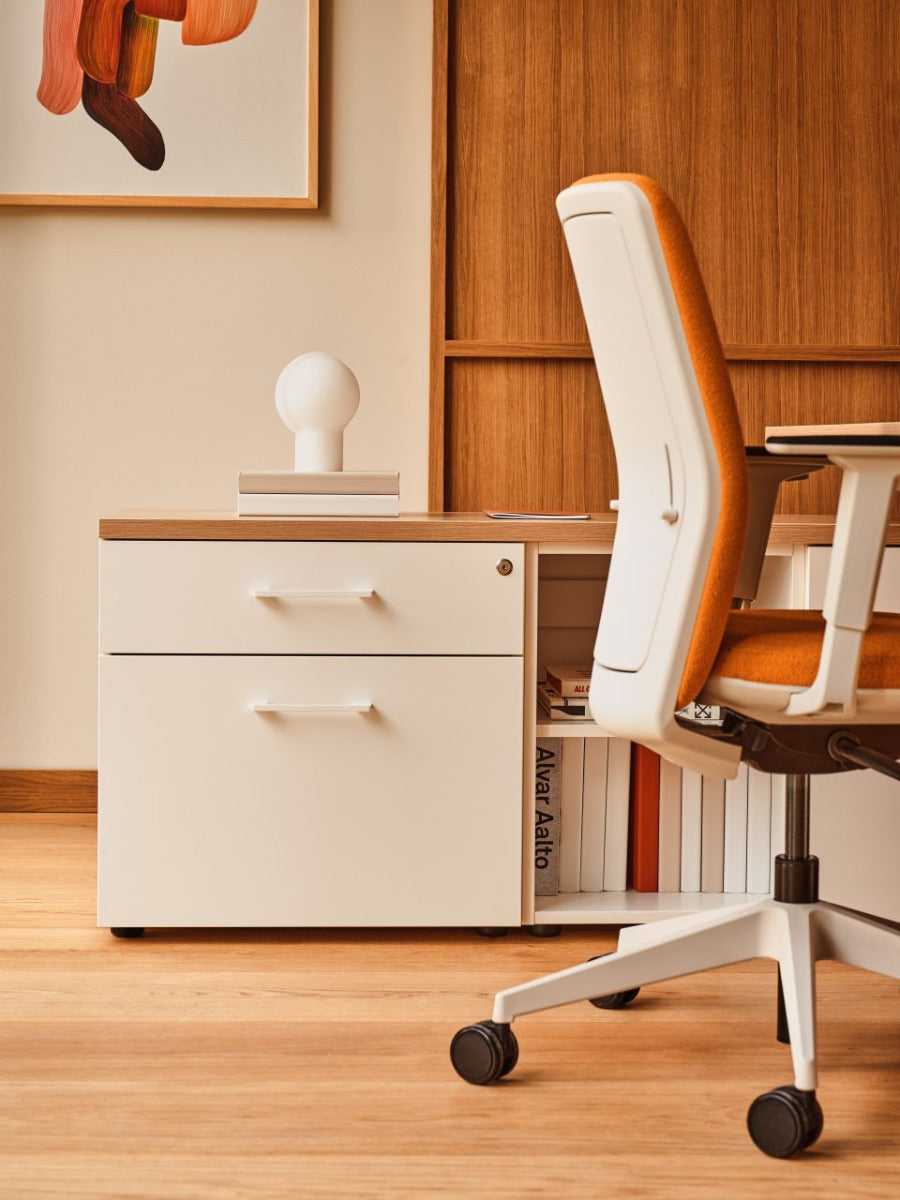 Eleganter Ogi W BOW21 Schreibtisch mit integriertem Schrank, ideal für ein aufgeräumtes Arbeitsumfeld und stilvolles Design.