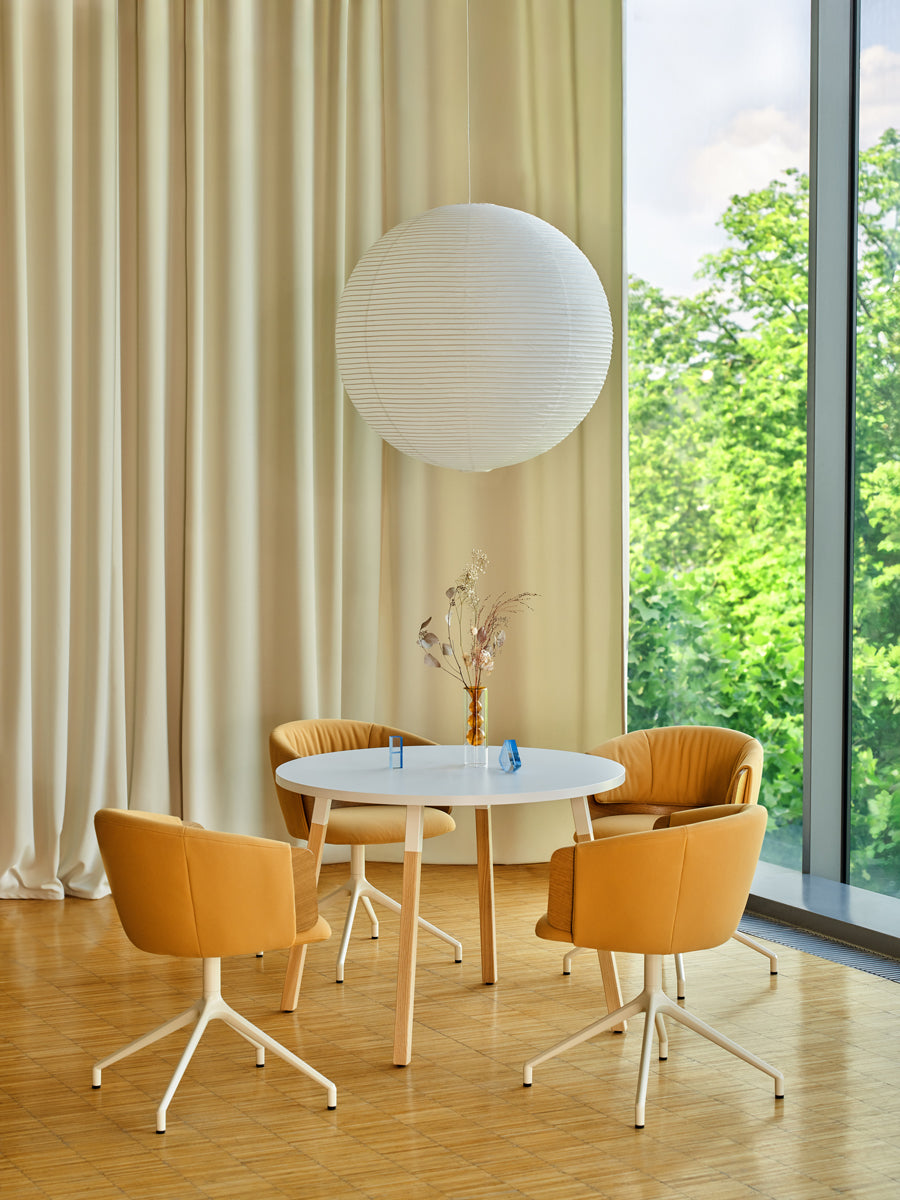 Moderner Kaffeetisch Ogi W PLD10 mit ansprechenden Holzbeinen und eleganter schwarzer Oberfläche, ideal für stilvolle Wohnambiente.