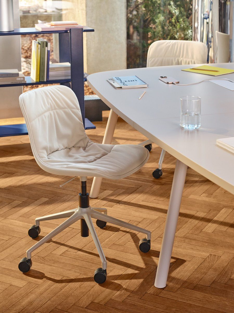 Bürostuhl Baltic 2 Soft Duo von Mdd mit anthrazitfarbenem gepolstertem Sitz, gefälteltem Kissen und höhenverstellbarem Aluminium-Fussgestell.