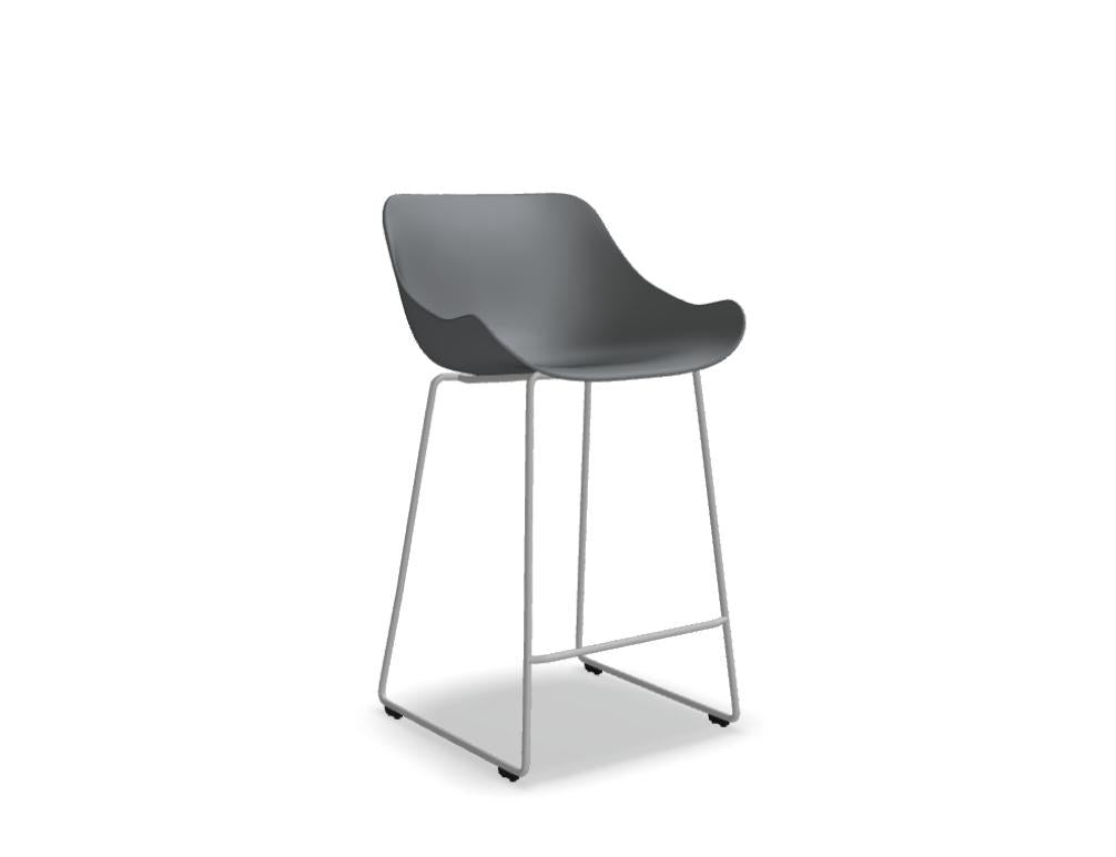 Olivgrüner Outdoor-Barstuhl Baltic Basic von Mdd mit Schalensitz aus Polypropylen und 4-Bein-Metallgestell aus pulverbeschichtetem Metall.