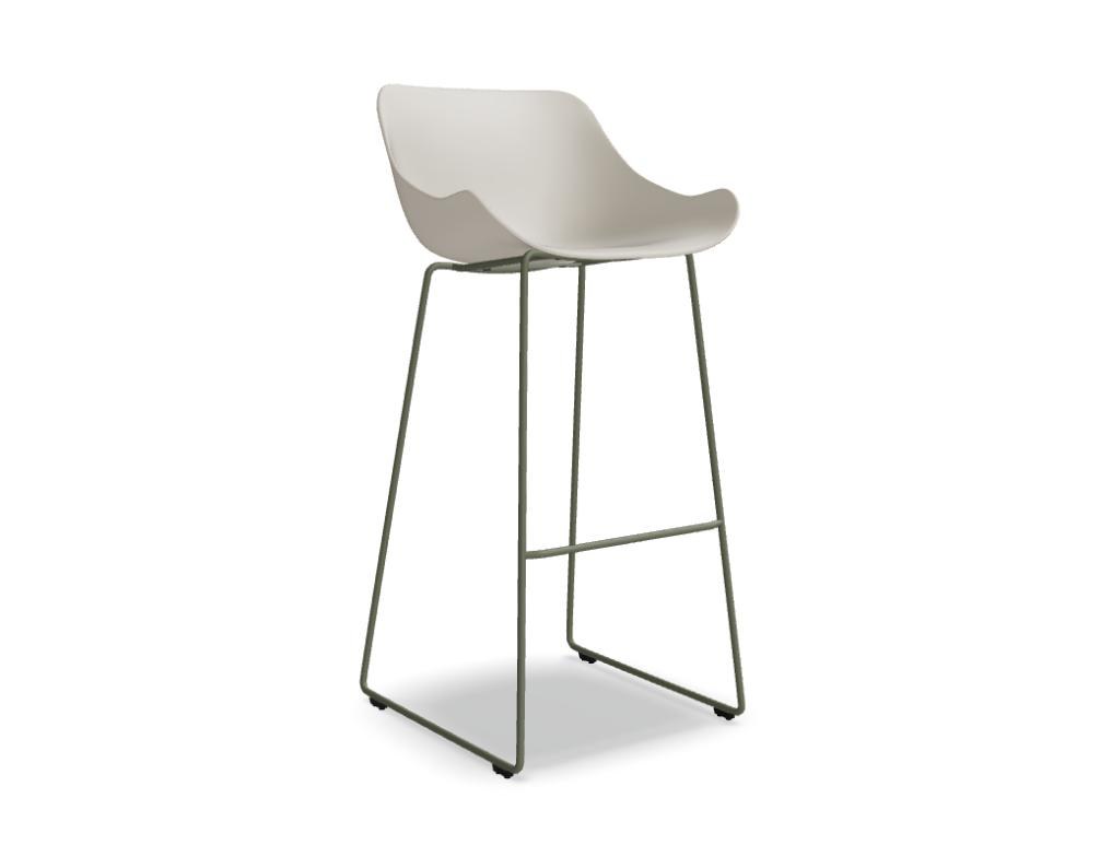 Olivgrüner Outdoor-Barstuhl Baltic Basic von Mdd mit Schalensitz aus Polypropylen und 4-Bein-Metallgestell aus pulverbeschichtetem Metall.