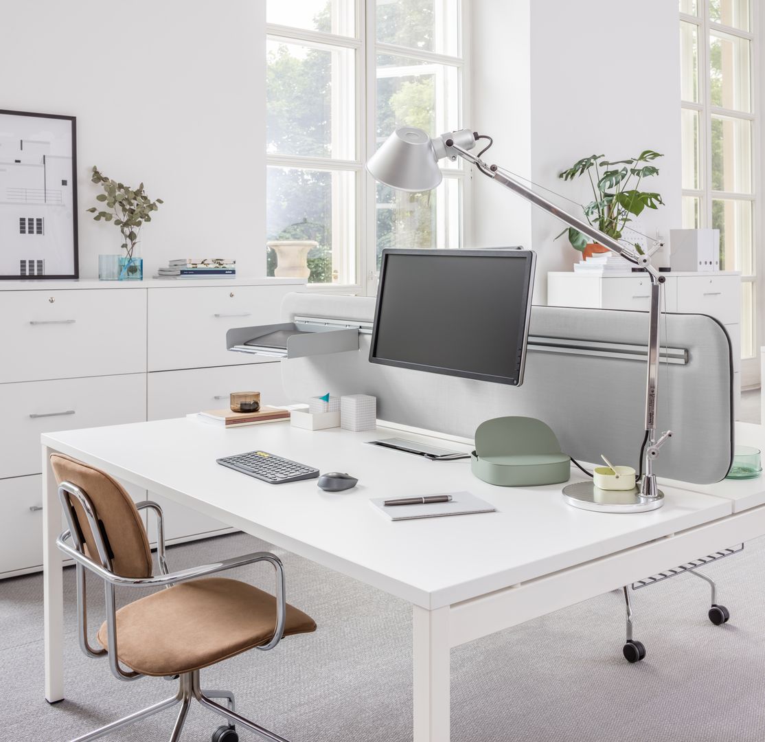 Ogi Y Bench BOY54: Moderner Doppelschreibtisch aus hochwertigem Holz, perfekt für Teamarbeit und kreative Projekte, mit ansprechendem Design und viel Platz.