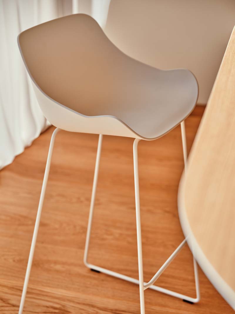 Eleganter Outdoor-Barstuhl Baltic Basic BL1P4H von Mdd, ideal für entspannte Abende im Freien mit modernem Design und hohem Sitzkomfort.