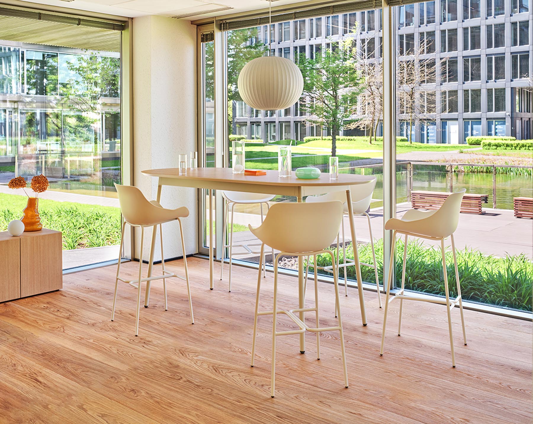Stylischer Barhocker Baltic Basic BL1P4H von Mdd, perfekt für den Außenbereich, vereint modernes Design mit hohem Sitzkomfort.