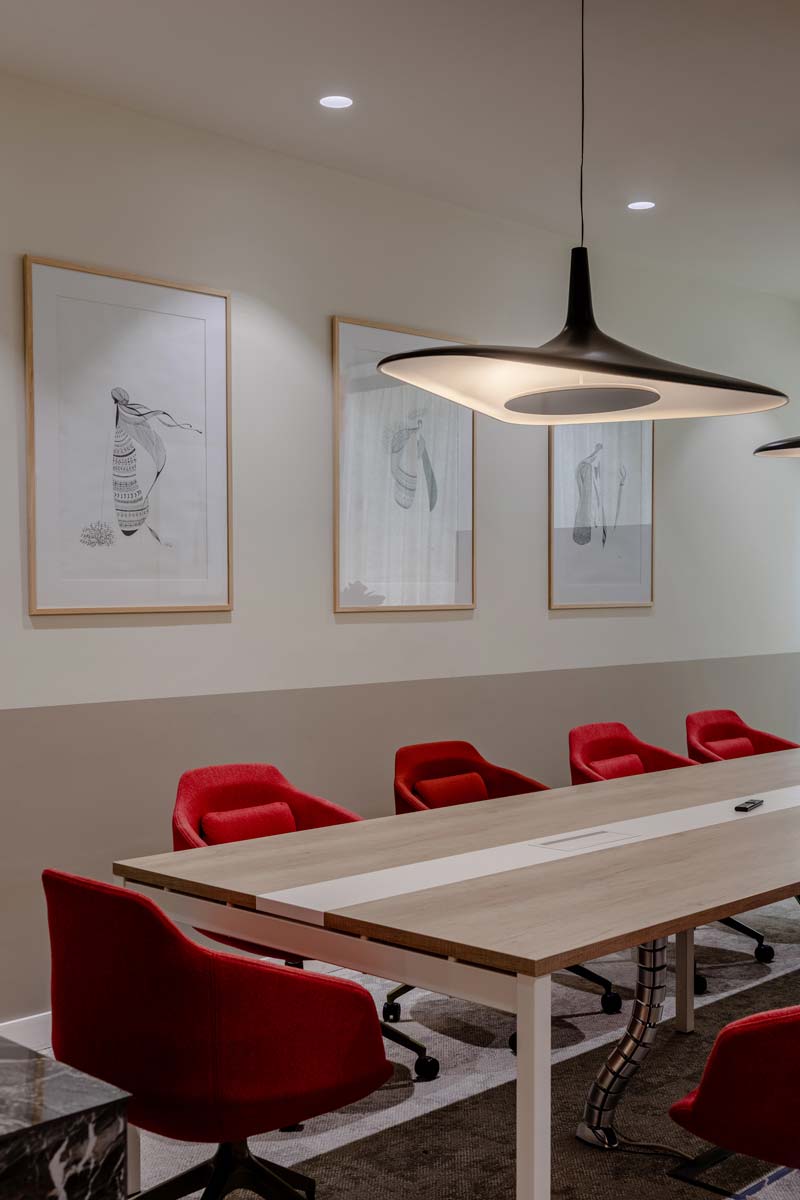 Eleganter Esstisch Ogi Y SY04 von Mdd, mit stilvollem Y-Gestell und klarer Tischplatte, ideal für moderne Essbereiche.