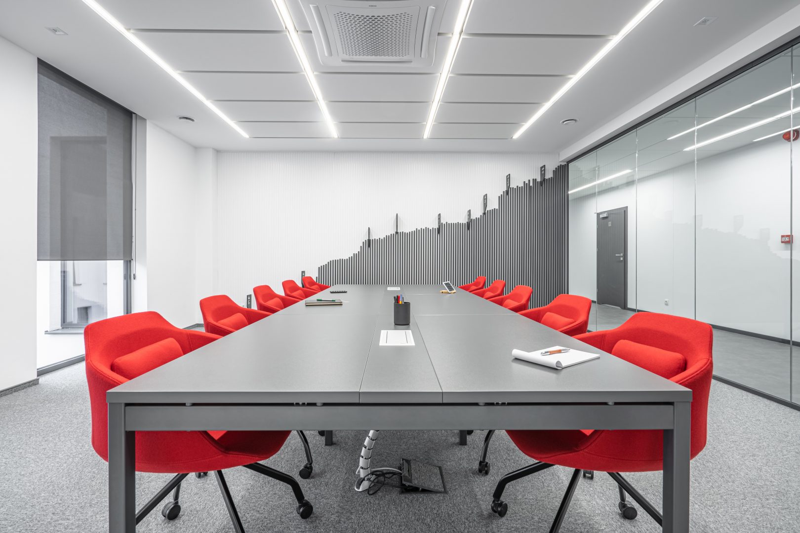 Moderner Esstisch Ogi Y SY28E2 von Mdd, mit klaren Linien, natürlichem Holzfinish und skandinavischem Design für stilvolle Essbereiche.