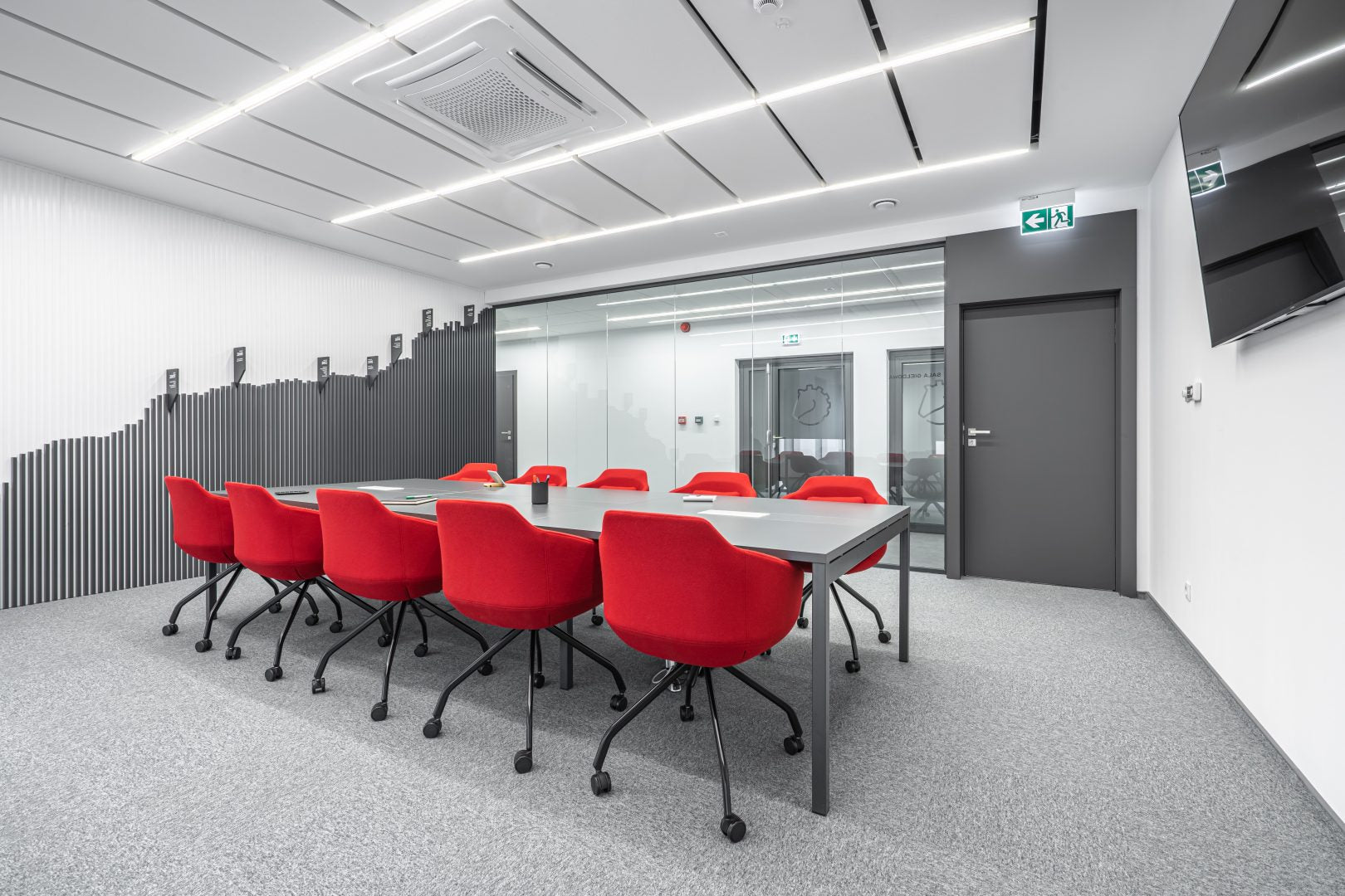 Eleganter Esstisch Ogi Y SY28E2 von Mdd, kombiniert minimalistisches Design mit warmen Holztönen für einladende Essatmosphäre.
