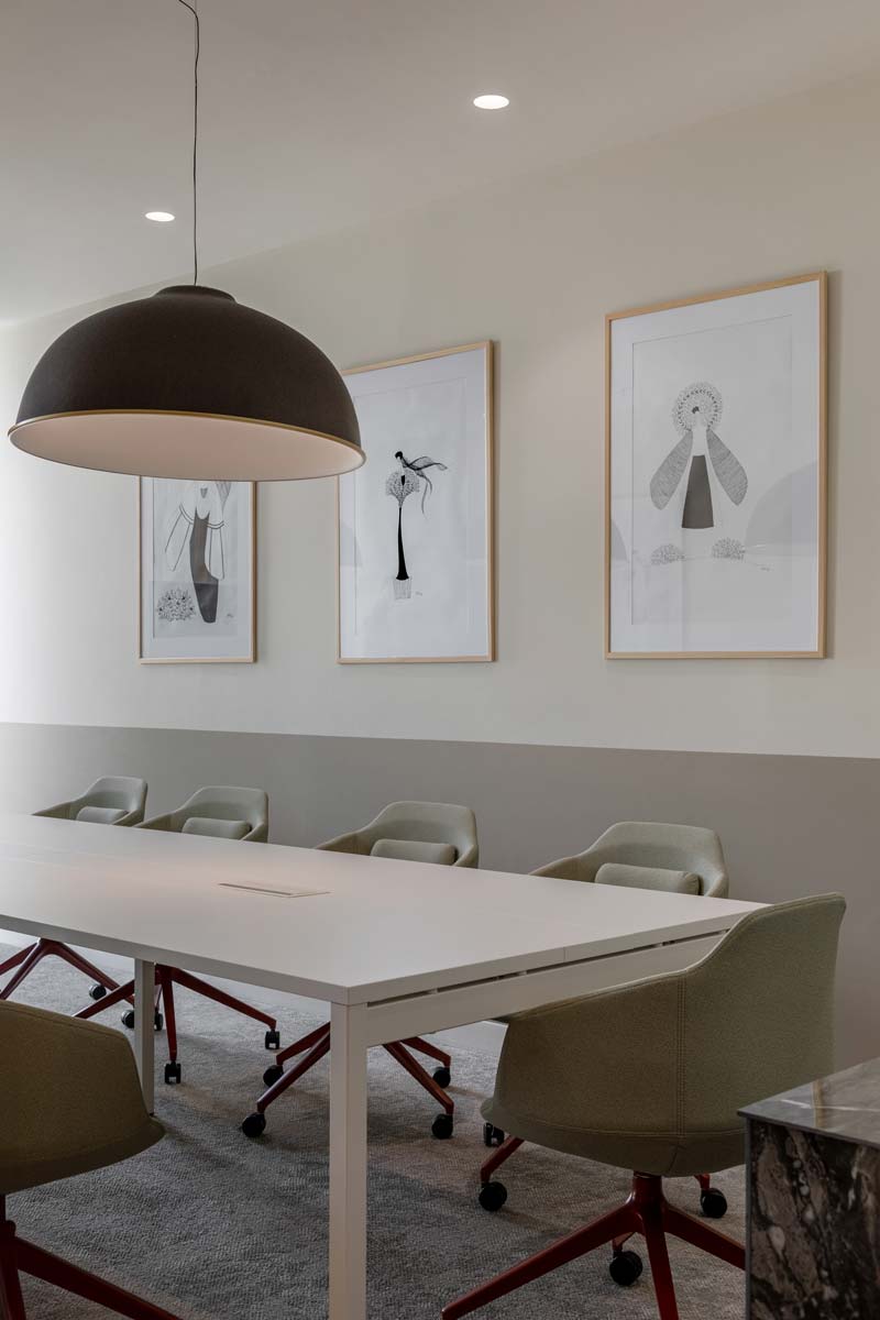 Eleganter Esstisch Ogi Y SY28E2 von Mdd, der durch sein zeitgemäßes Design und die ansprechende Holzstruktur überzeugt.