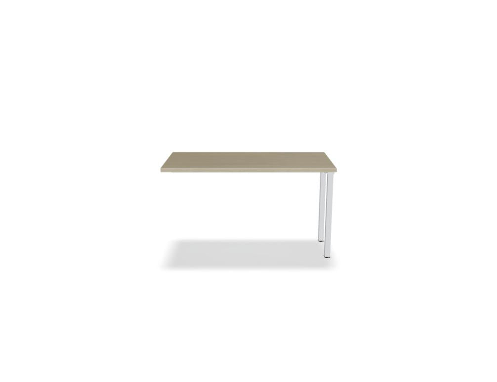 Schreibtisch Ogi Y von Mdd mit Tischplatte in Honigeiche und schwarzem Metallgestell, Profil 40x40 mm, für Büroarbeitsplätze.