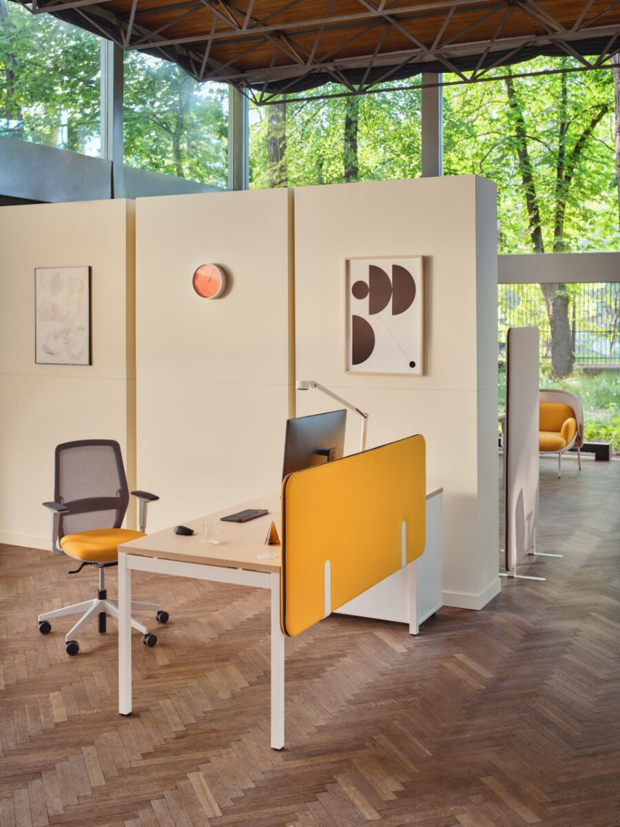 Moderner Ogi Y BOY04E3 Schreibtisch von MDD, ideal für kreative Arbeitsumgebungen, vereint Funktionalität mit zeitgemäßem Design.