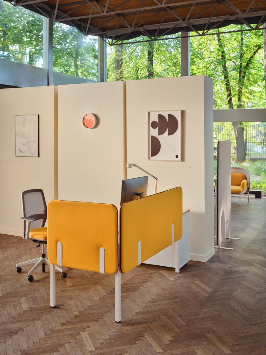 Eleganter Ogi Y BOY12E4 Schreibtisch von Mdd, mit ansprechender Holzoberfläche und modernen weißen Beinen, perfekt für inspirierende Büros.