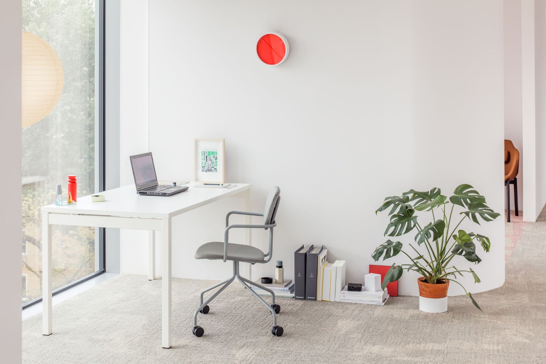 Eleganter Ogi Y BOY12E4 Schreibtisch von Mdd, der durch seine harmonische Holzoberfläche und schlanken weißen Beine besticht, perfekt für jedes Büro.