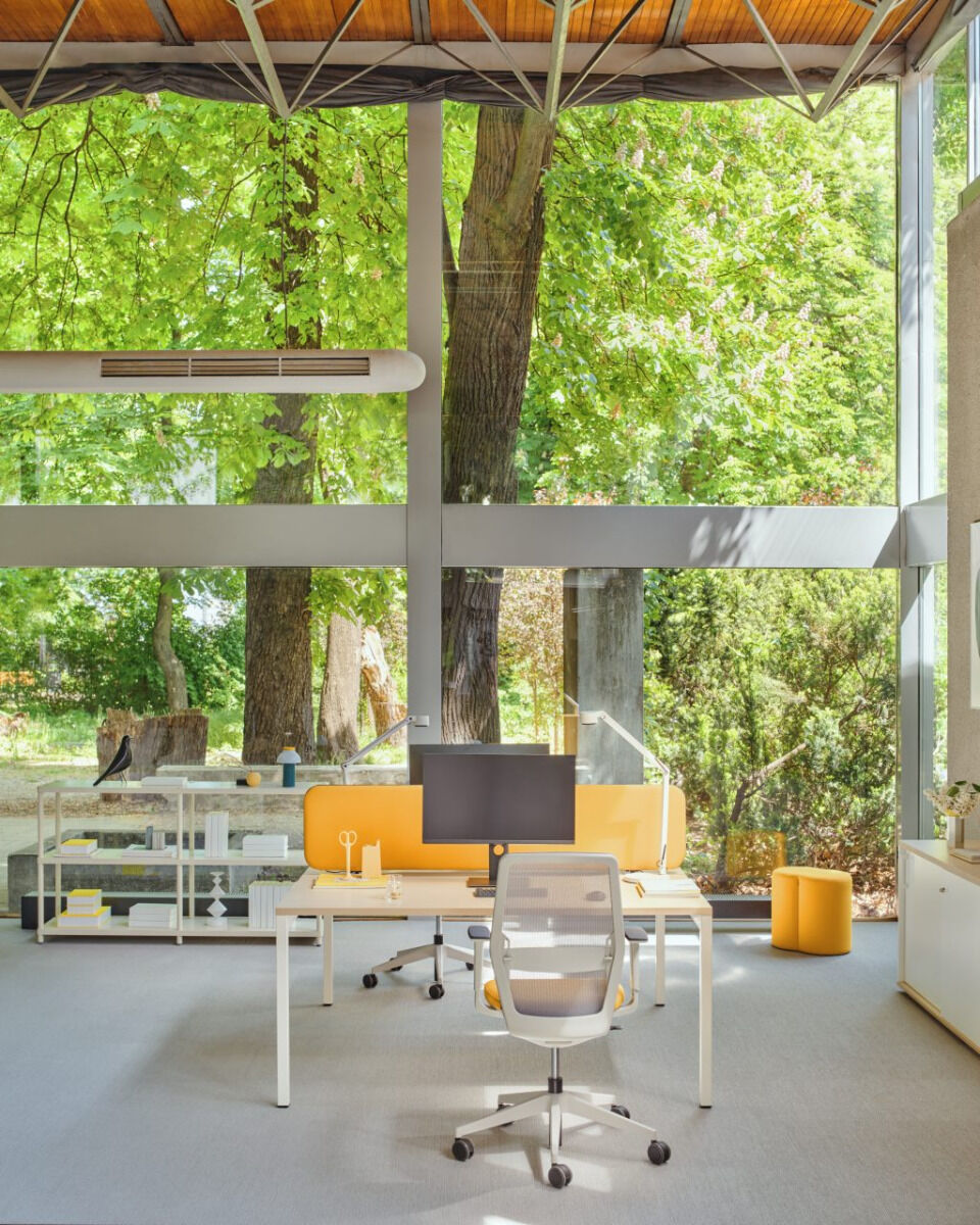 Moderner Ogi Y BOY24E4 Schreibtisch mit klaren Linien und stilvollem Finish, ideal für kreative Arbeitsumgebungen und Home Offices.