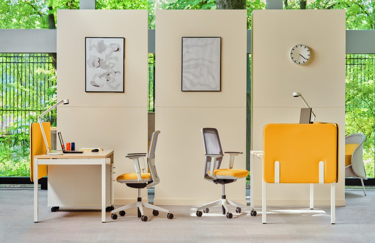 Eleganter Ogi Y BOY24E4 Schreibtisch mit minimalistischer Ästhetik, perfekt für produktives Arbeiten in modernen Büros und Zuhause.
