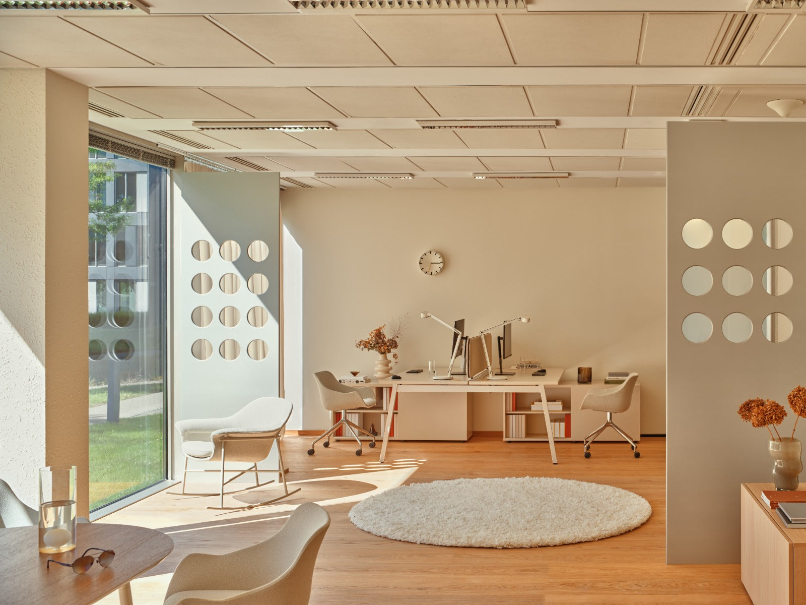Moderner Drehstuhl Baltic Classic BL4PP19K mit glänzendem Aluminiumgestell und beweglichen Rollen für flexibles Sitzen.