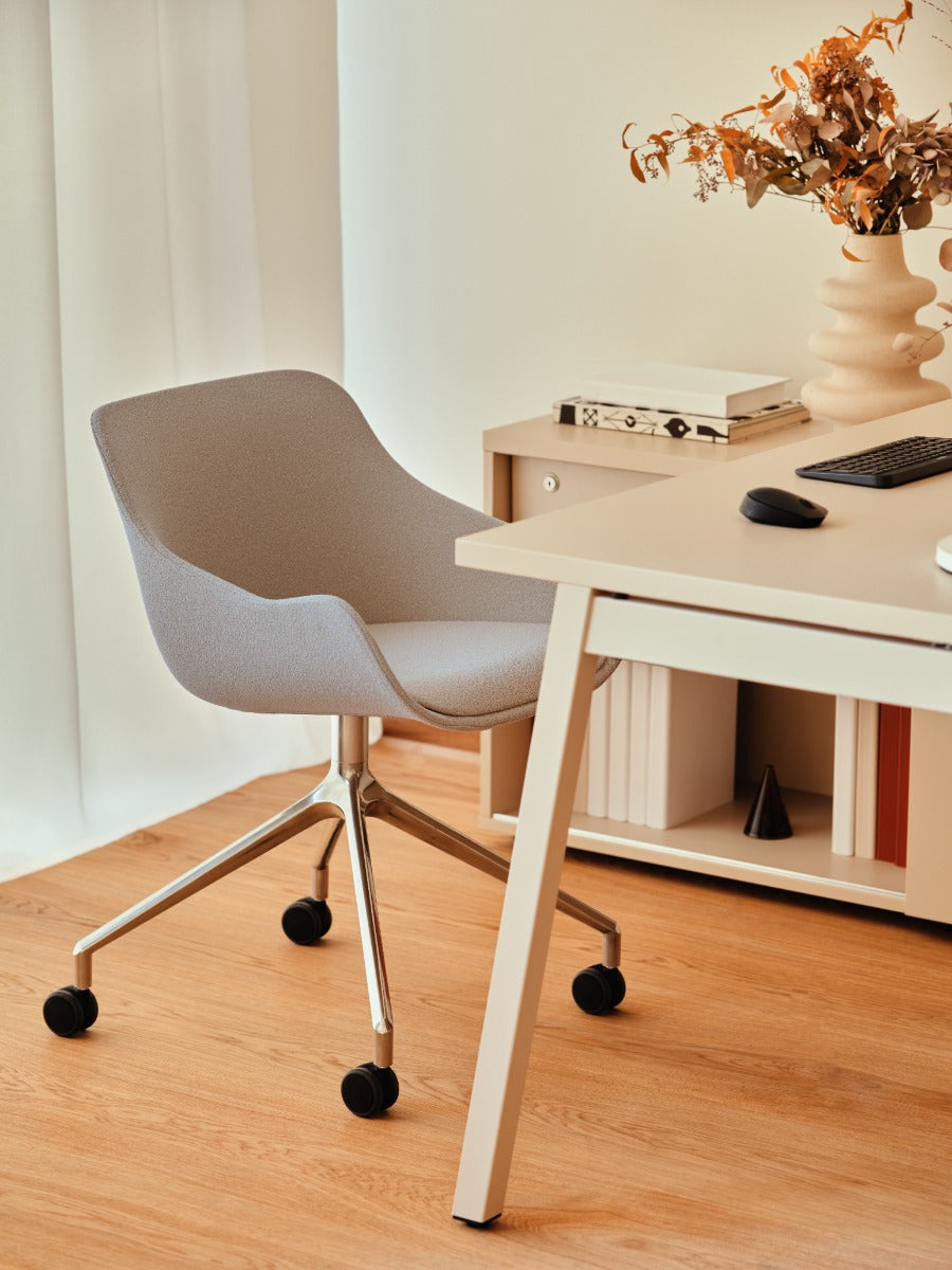 Eleganter Drehstuhl Baltic Classic BL4PP19K mit stilvollem Aluminiumgestell und praktischen Rollen für komfortables Arbeiten.