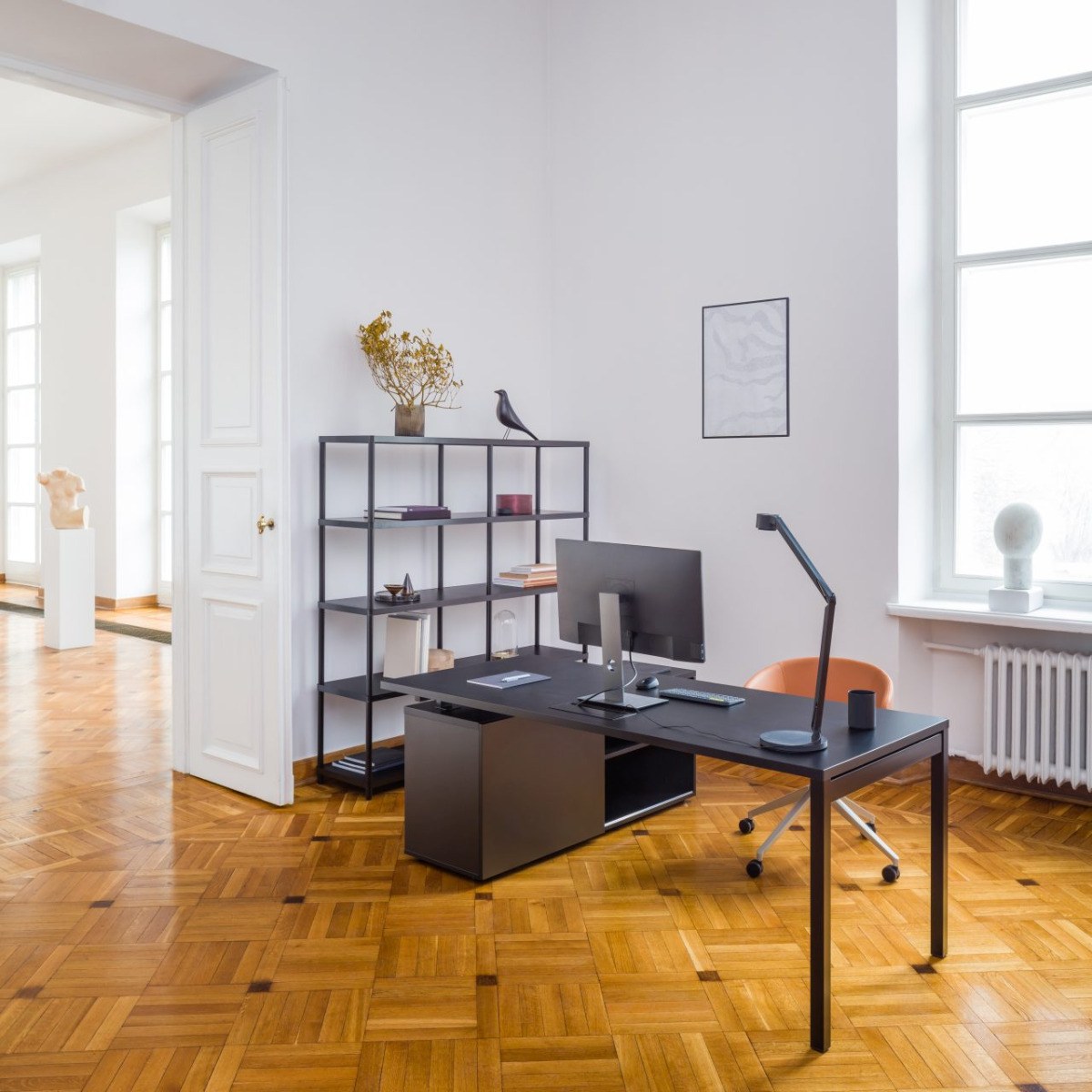 Schreibtisch Ogi Y mit Managerschrank in Honigeiche, Metallgestell schwarz halbmatt, Melaminplatte mit ABS-Umleimer, Massangaben 160x160x74 cm.
