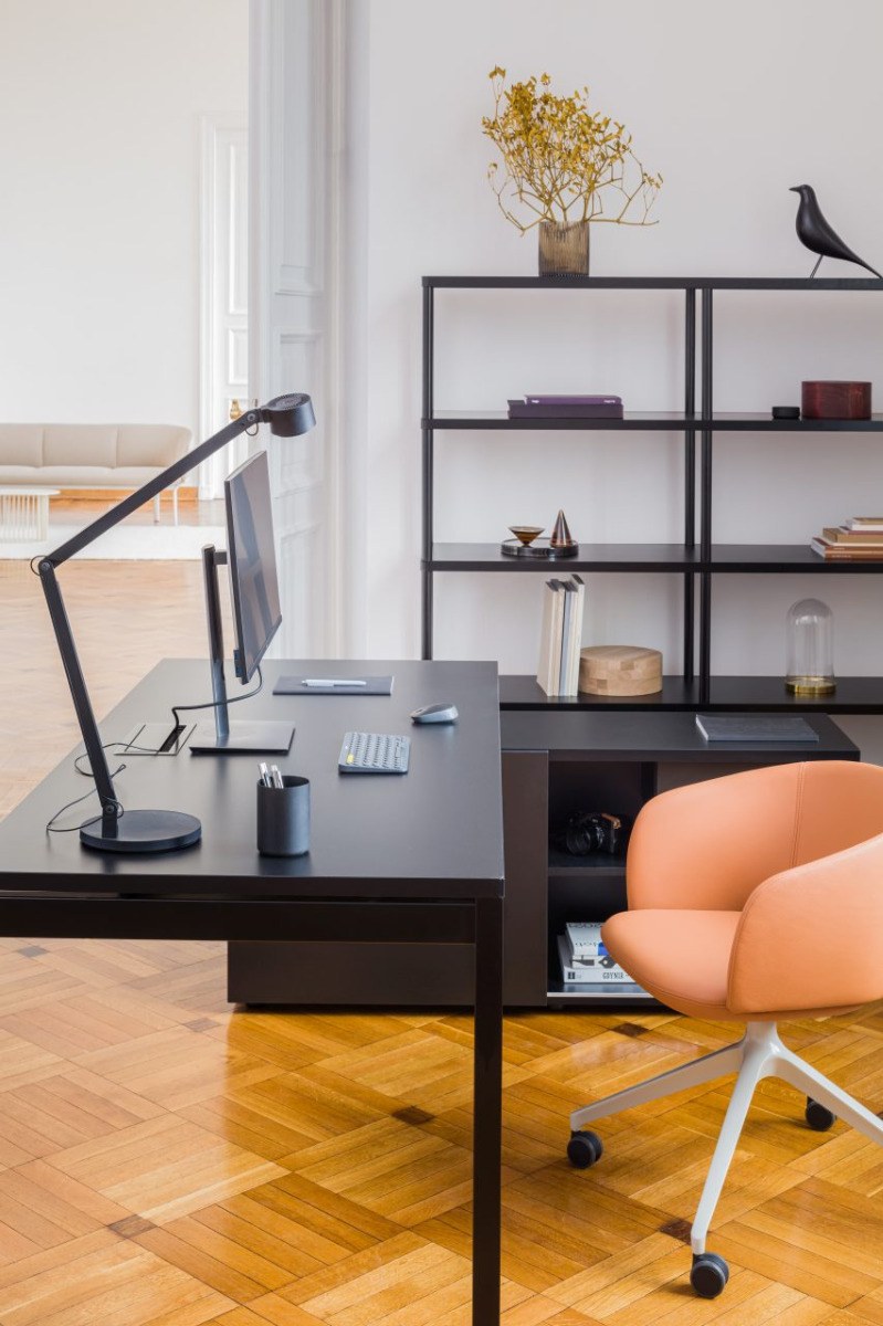 Schreibtisch Ogi Y mit Managerschrank in Honigeiche, Metallgestell schwarz halbmatt, Melaminplatte mit ABS-Umleimer, Massangaben 160x160x74 cm.