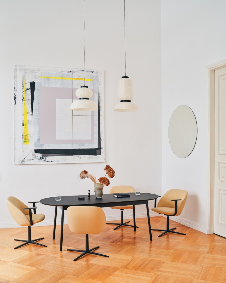 Loungesessel Paralel mit gepolsterter Sitzschale in Dunkelbeige, 4-Sternfuss-Drehgestell aus Aluminium, organische Form von Mdd