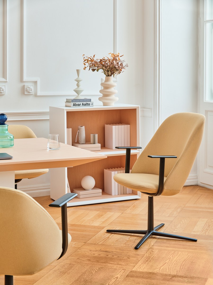 Loungesessel Paralel mit gepolsterter Sitzschale in Dunkelbeige, 4-Sternfuss-Drehgestell aus Aluminium, organische Form von Mdd