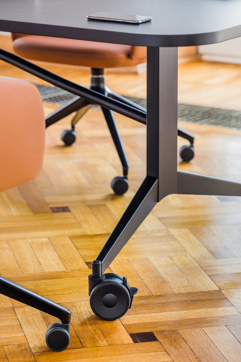 Vielseitiger Klapptisch Plex PXP03 in eleganter Holzoptik, ideal für flexible Arbeitsumgebungen und einfache Handhabung.