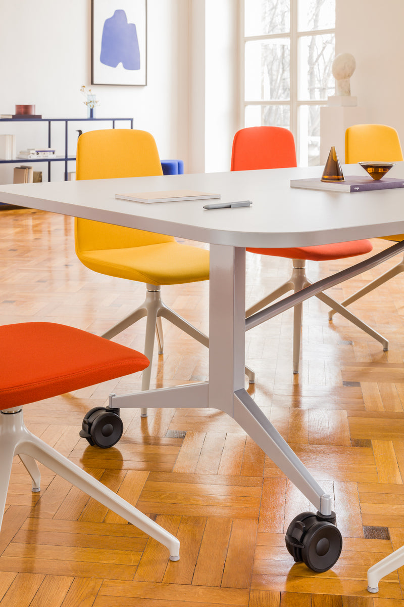Eleganter Klapptisch Plex PXP03, ideal für flexible Arbeitsumgebungen, bietet eine praktische, abwischbare Oberfläche und lässt sich einfach verstauen.