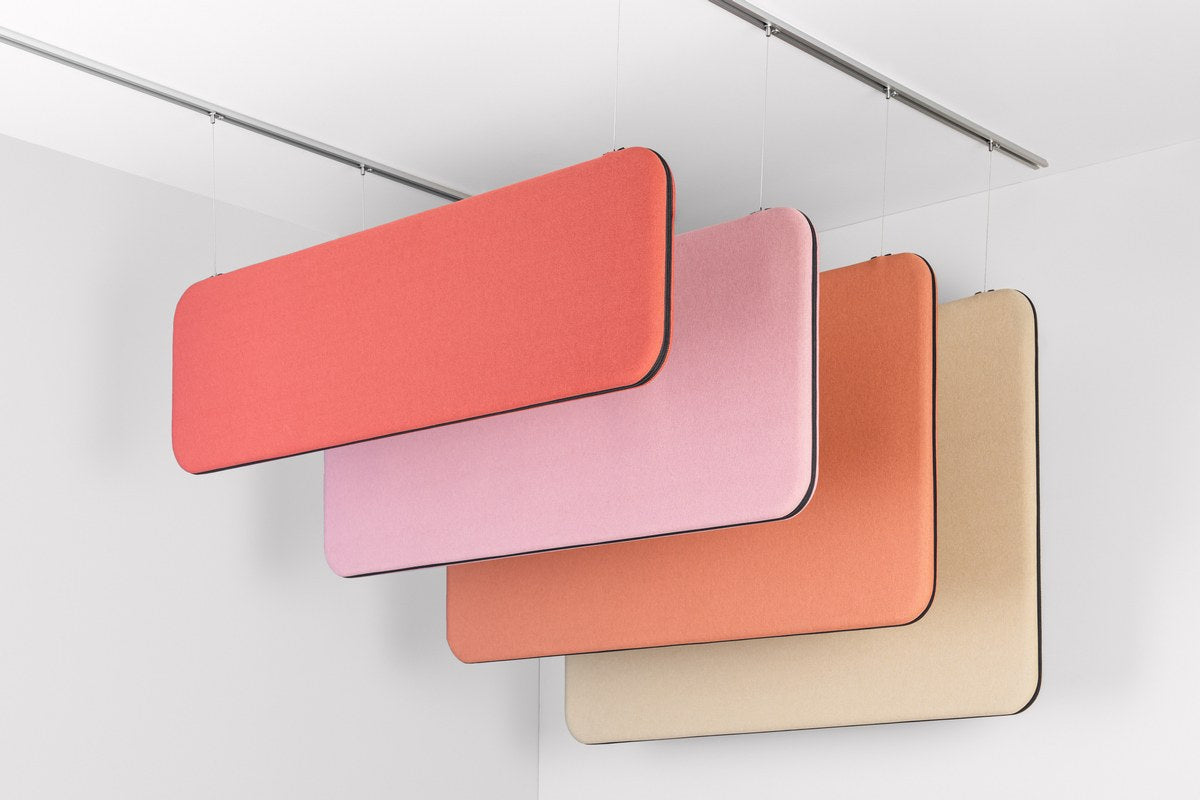 Zwei Aluminium-Schienen zum Aufhängen von Wandpaneelen, silberfarben, je 200 cm lang, zur Befestigung an der Decke mit Stahlseilen.