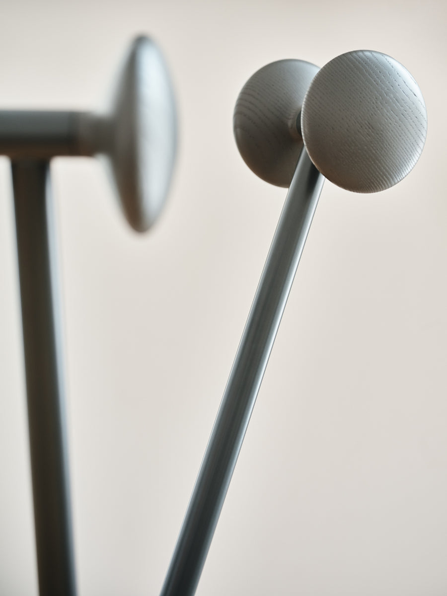 Eleganter Ramo RM01 Kleiderständer in stilvollem Creme, perfekt für moderne Räume. Funktional und ästhetisch, ideal für die Aufbewahrung von Kleidung.