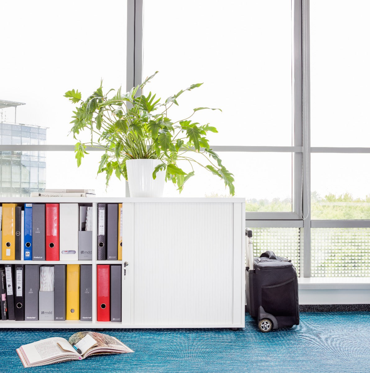 Stylischer Jalousieschrank A3L06 von MDD, in zeitlosem Silber, perfekt für moderne Büros, sorgt für Ordnung und eine ansprechende Arbeitsumgebung.