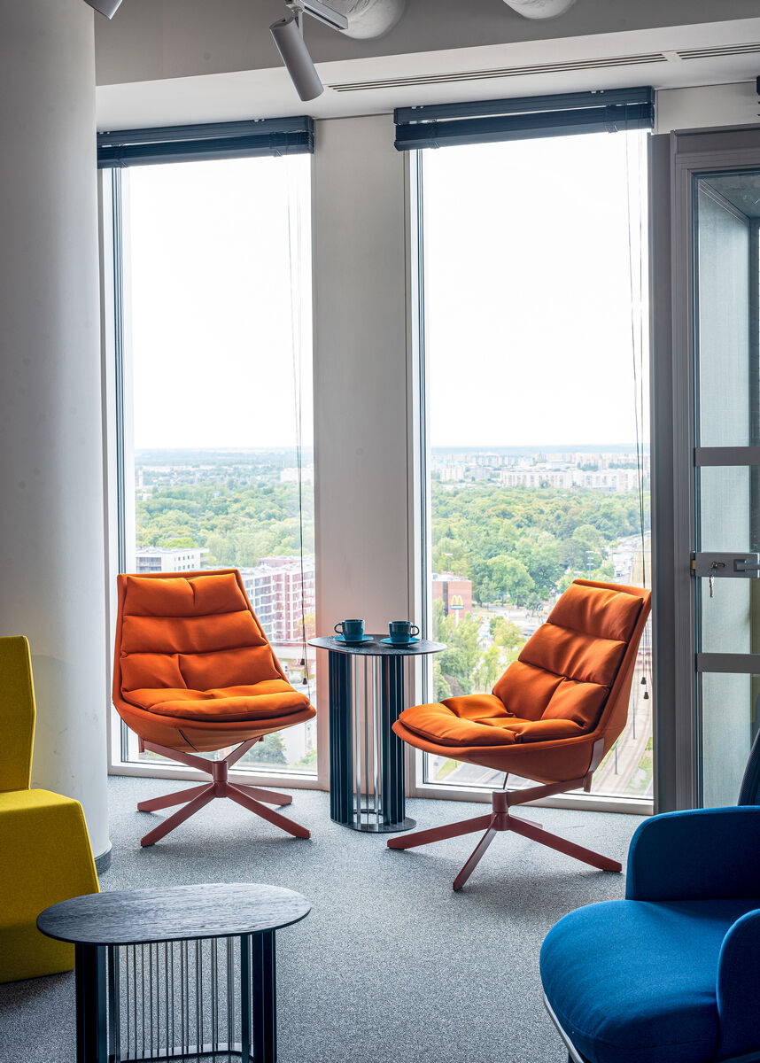 Moderner Beistelltisch Roll RLS01 von Mdd, rundes Design, perfekt für jedes Wohnzimmer, kombiniert Funktionalität mit ästhetischem Flair.