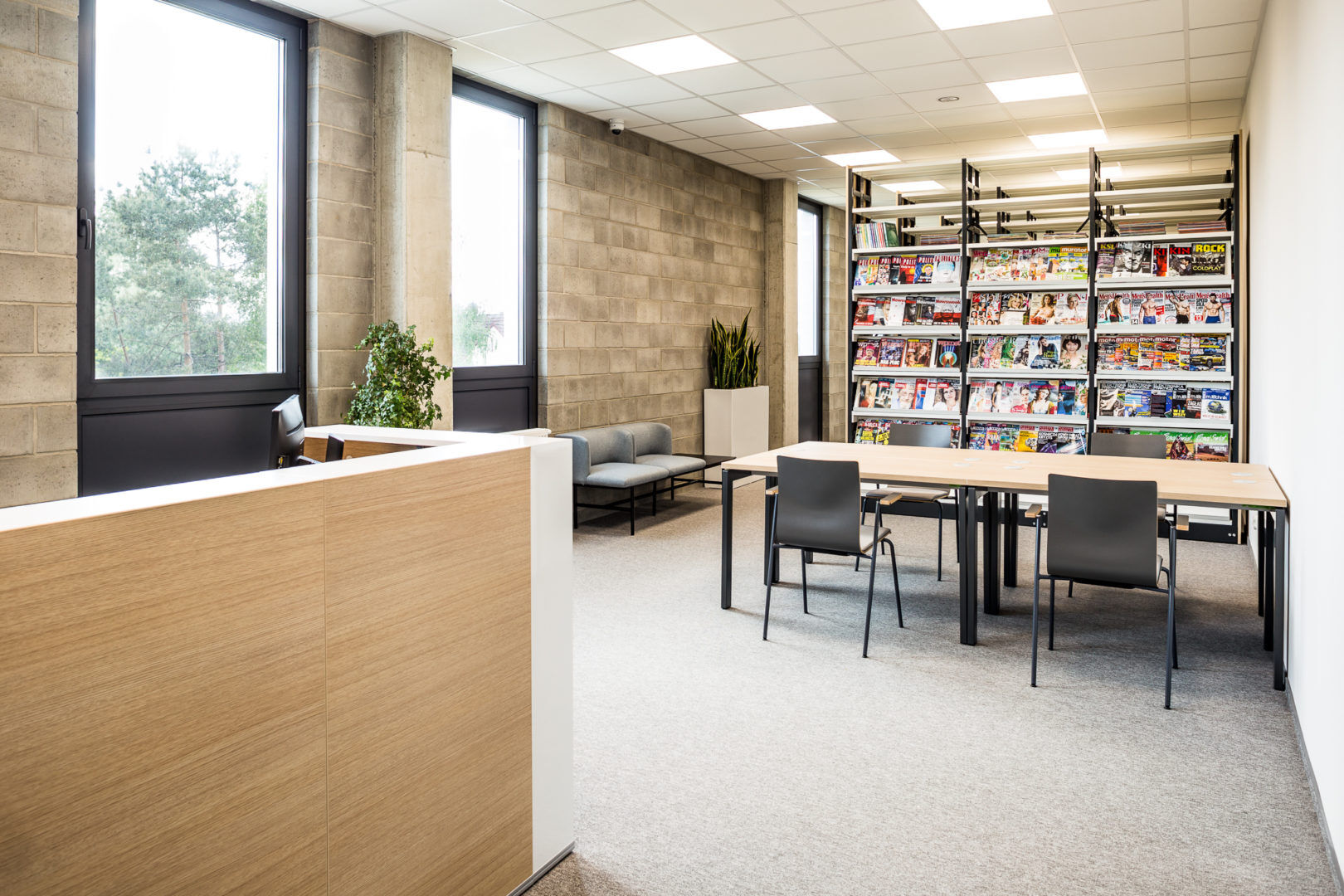 Moderner Shila SHS01K Stuhl mit stabilem 4-Bein-Gestell, perfekt für kreative Arbeitsumgebungen und stilvolle Akzente in jedem Raum.