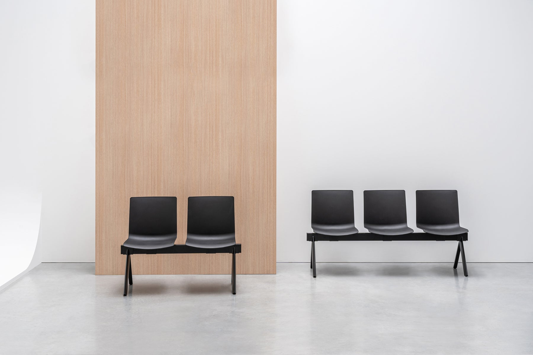 Moderne Sitzbank Shila SH1S1BR von Mdd, mit geschmackvollem braunen Bezug und schlichtem Design, perfekt für stilvolle Wohnräume.