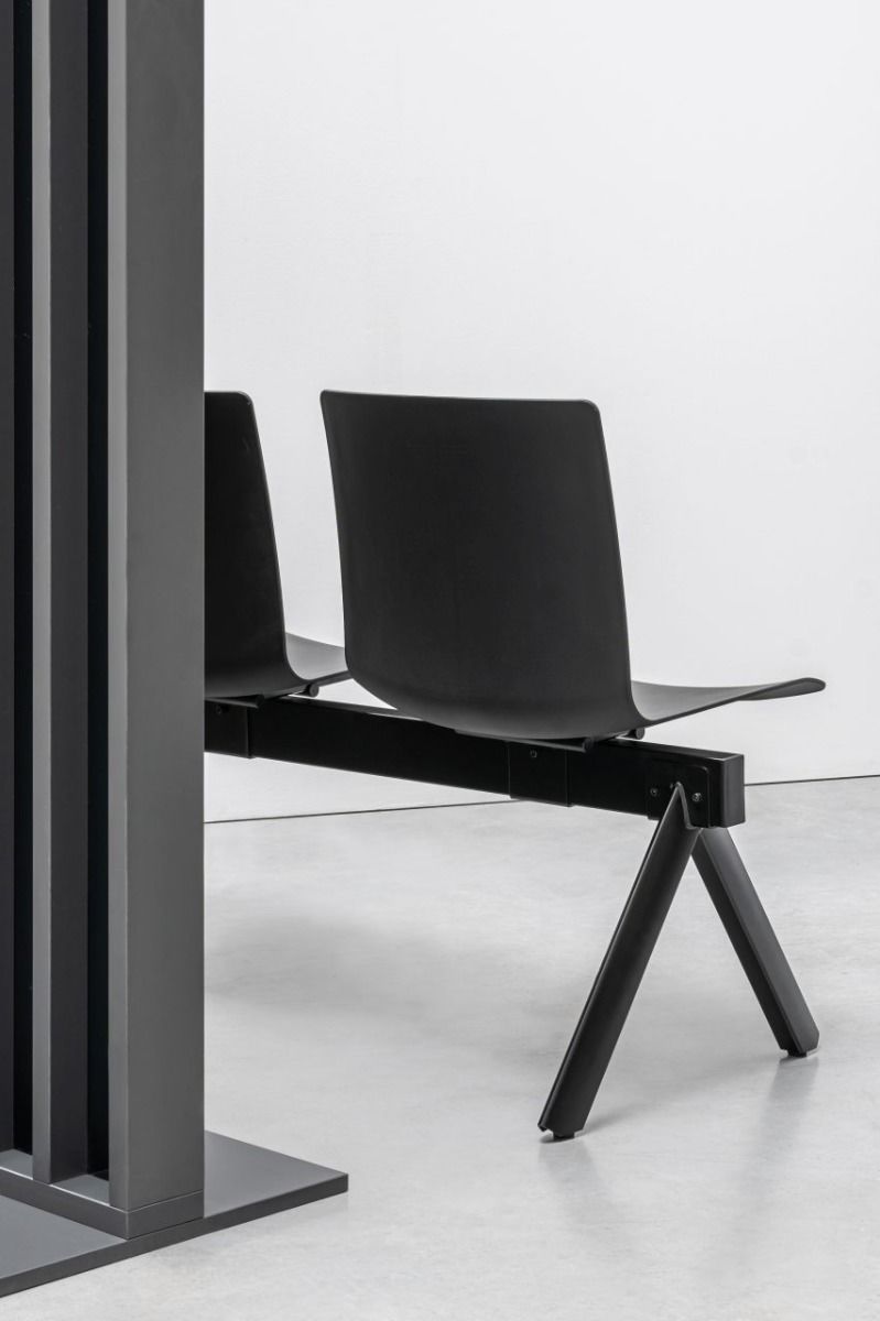 Elegante Shila SH1S1BR Sitzbank von Mdd, in warmem Braun, ideal für eine stilvolle Einrichtung und gemütliche Atmosphäre.