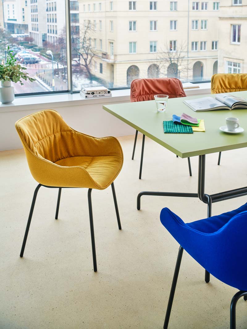 Gepolsterter Schalenstuhl Baltic Soft Duo von Mdd in Ziegelrot mit vierbeinigem Metallgestell und drapiertem Kissen auf dem Sitz.
