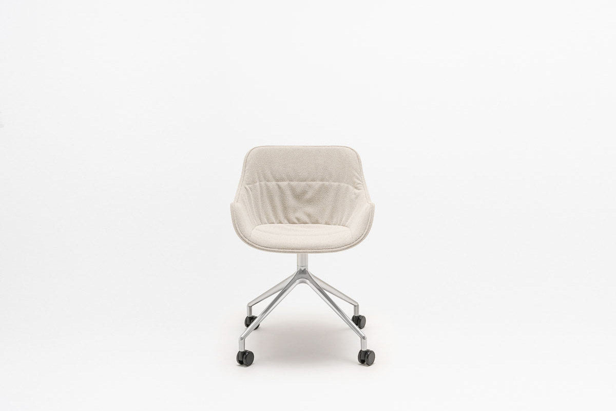Dreh-Schalenstuhl Baltic Soft Duo von Mdd mit gepolsterter Sitzschale in Ziegelrot und poliertem Aluminium-Sterngestell mit Rollen.
