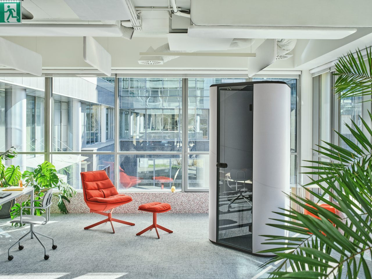 Elegantes Deckenpaneel Sonic ZPS818G mit natürlicher Holzoptik, ideal für moderne Innenräume und kreative Raumkonzepte.