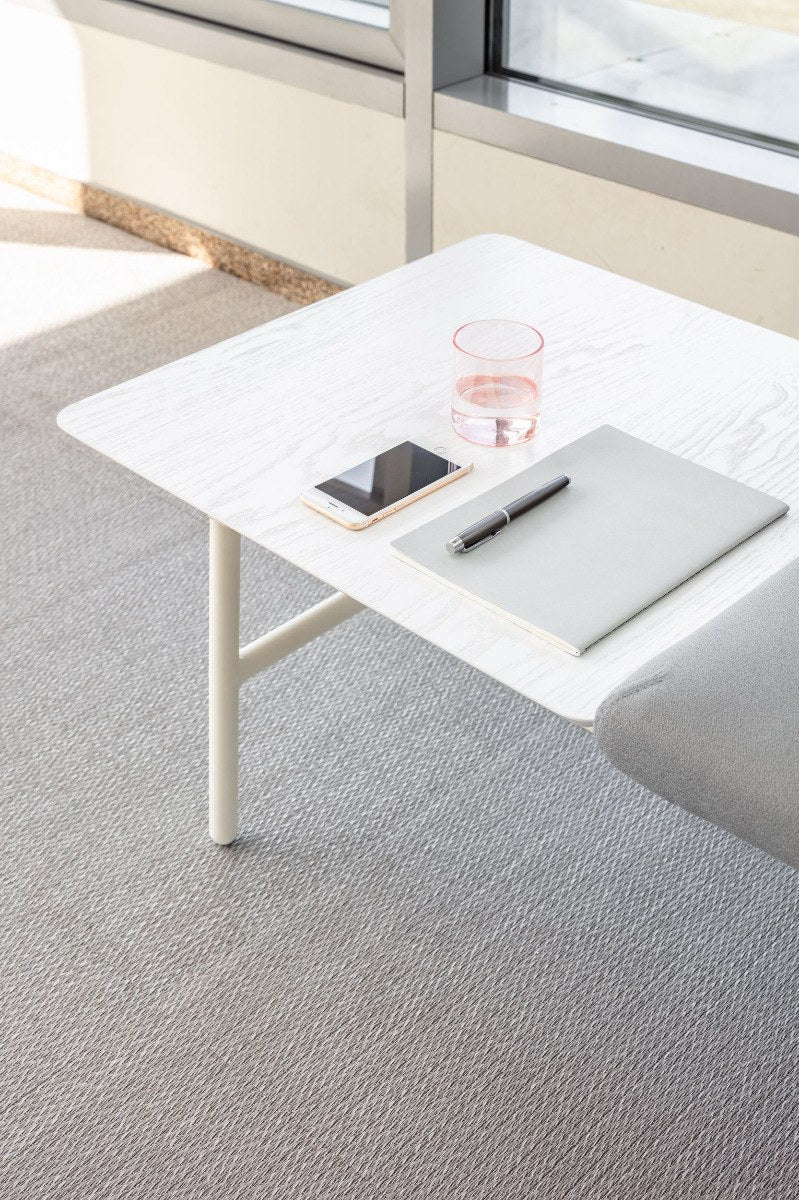 Modulares Sofa Agora von Mdd in Perlweiss mit gepolsterter Rückenlehne, Holzfurnierplatte und Metallgestell auf Füssen.