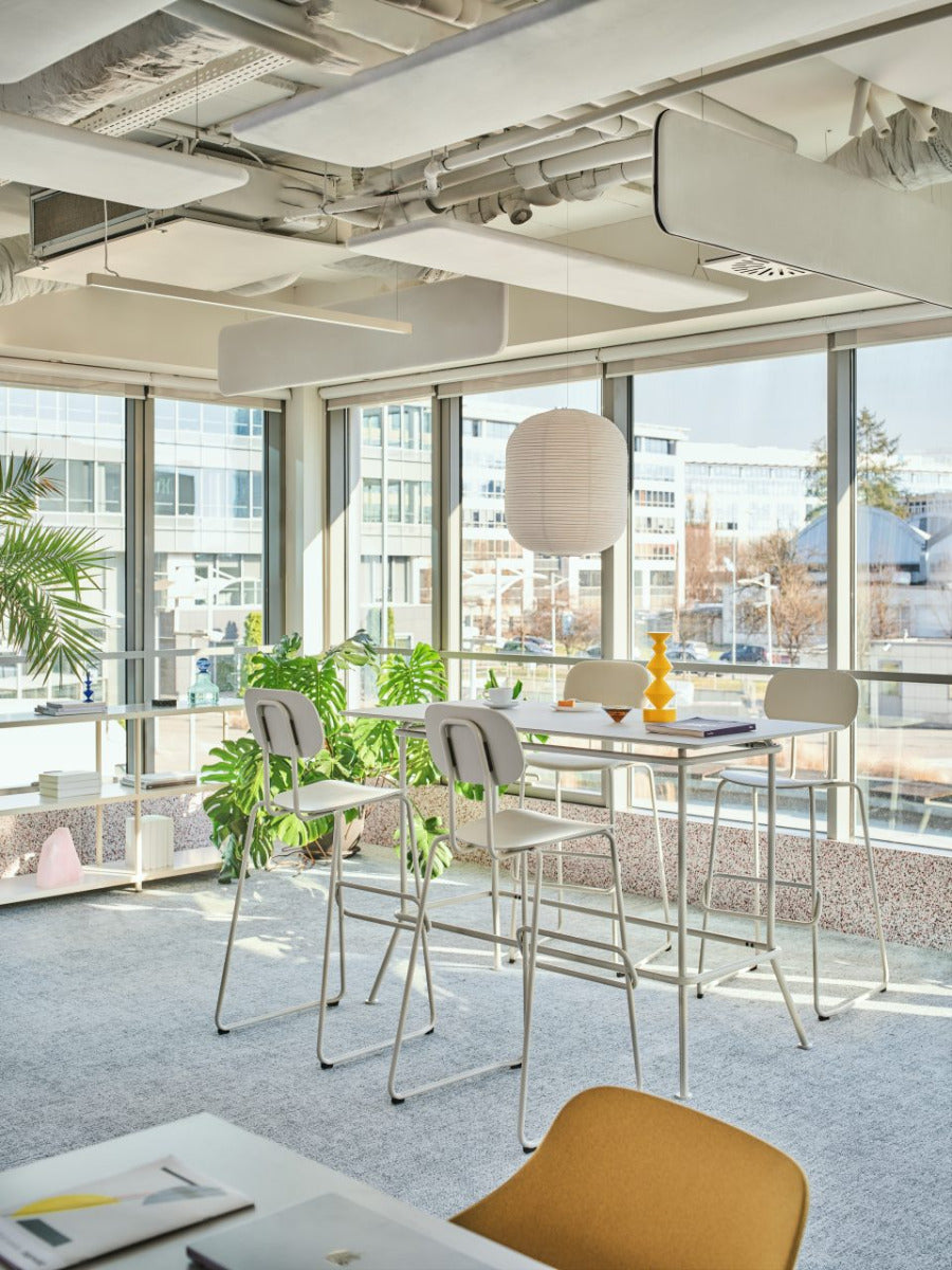 Moderne Deckenpaneele Sonic ZPS816GP in ansprechendem Holzlook, ideal für stilvolle Innenräume und kreative Raumkonzepte.