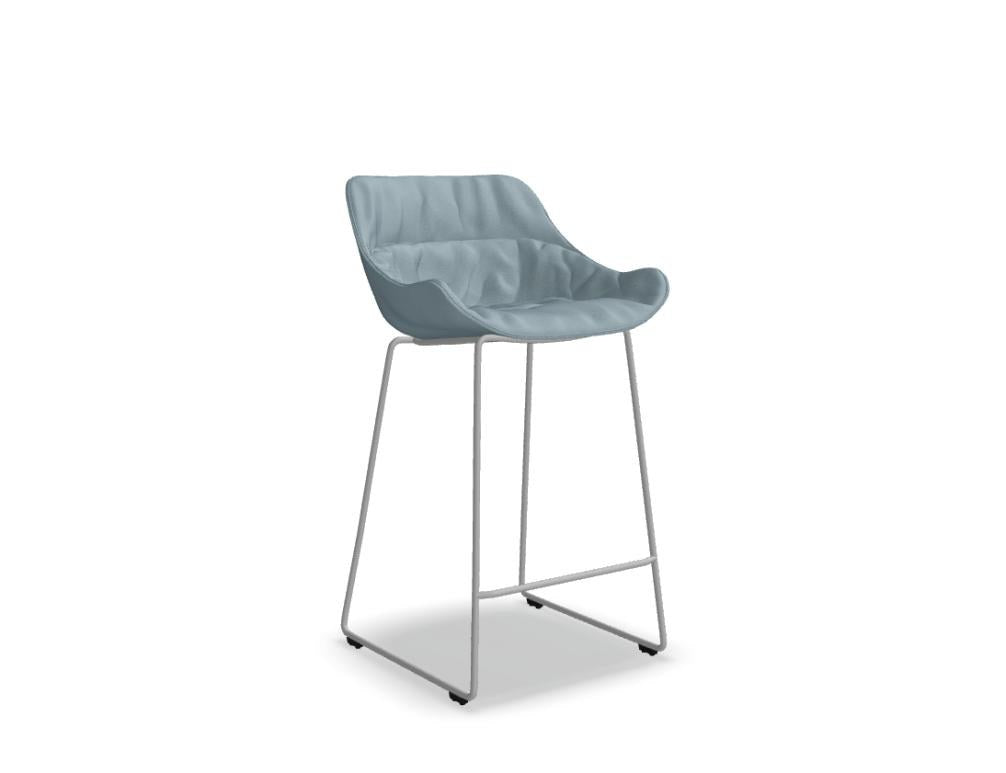 Barhocker Baltic Soft Duo von Mdd in Ziegelrot mit gepolstertem Sitz, gefälteltem Kissen, integrierten Armlehnen und 4-Bein-Metallgestell.