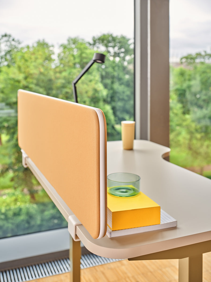 Sonic ZPS614 Akustikpaneel in stilvollem Holzdesign, perfekt für Schreibtische zur Reduzierung von Geräuschen und Schaffung einer ruhigen Arbeitsumgebung.
