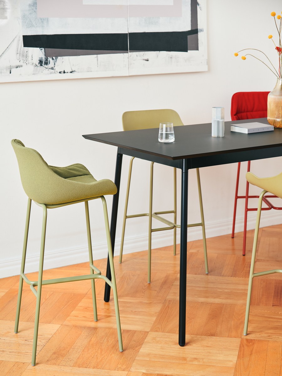 Barhocker Baltic Soft Duo von Mdd in Ziegelrot mit gepolstertem Sitz, gefälteltem Kissen, integrierten Armlehnen und 4-Bein-Metallgestell.