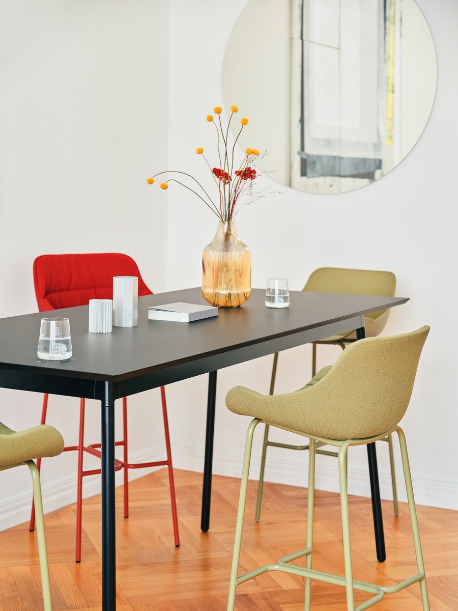 Barhocker Baltic Soft Duo von Mdd in Ziegelrot mit gepolstertem Sitz, gefälteltem Kissen, integrierten Armlehnen und 4-Bein-Metallgestell.