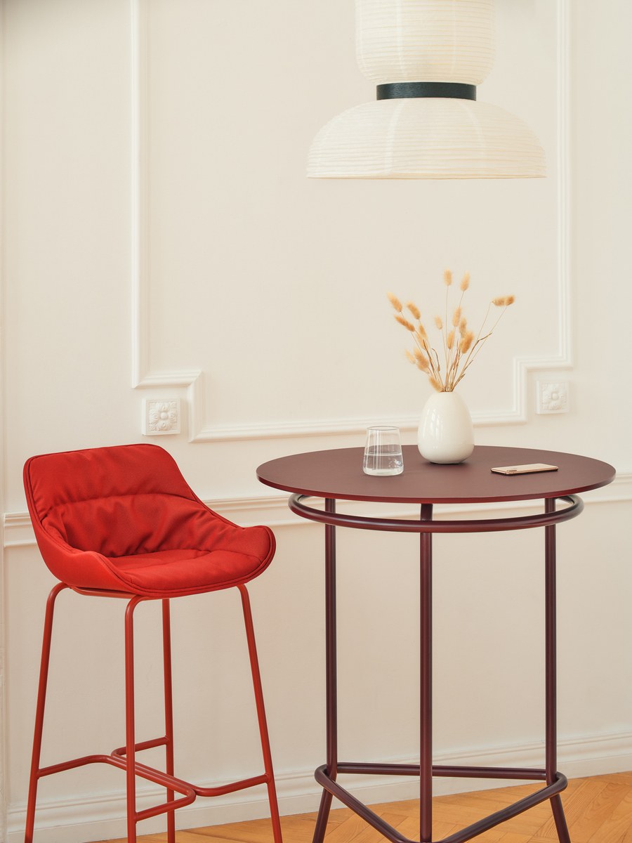 Barhocker Baltic Soft Duo von Mdd in Ziegelrot mit gepolstertem Sitz, gefälteltem Kissen, integrierten Armlehnen und 4-Bein-Metallgestell.