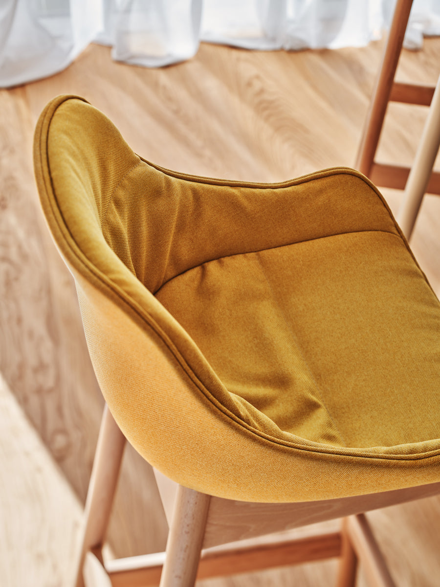 Moderner Baltic Soft Duo BL5P27H Barhocker mit stabiler Holzunterkonstruktion und weicher Polsterung, perfekt für gemütliche Bar-Atmosphäre.
