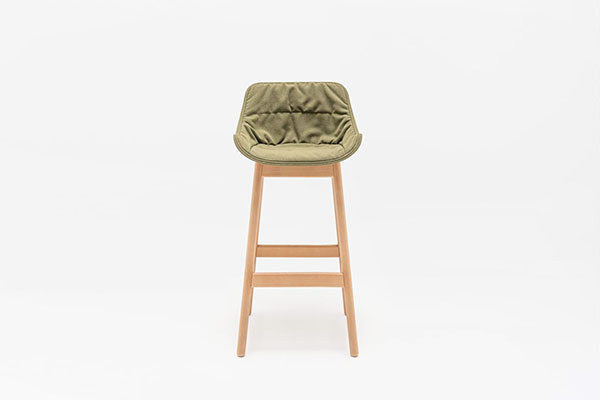 Barhocker Baltic Soft Duo mit vier Holzbeinen aus Buchenholz und gepolstertem Sitz mit gefälteltem Kissen in Himmelblau
