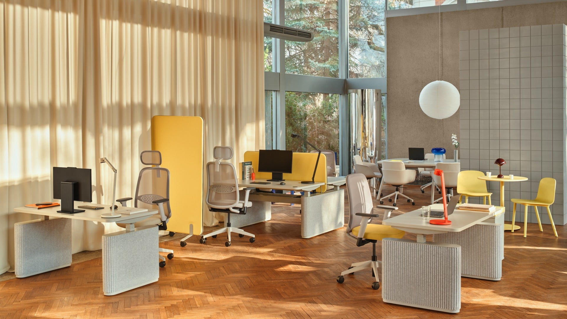 Modernes freistehendes Akustikpaneel Sonic ZW694 in edlem Schwarz, ideal zur Verbesserung der Raumakustik und als dekoratives Element.