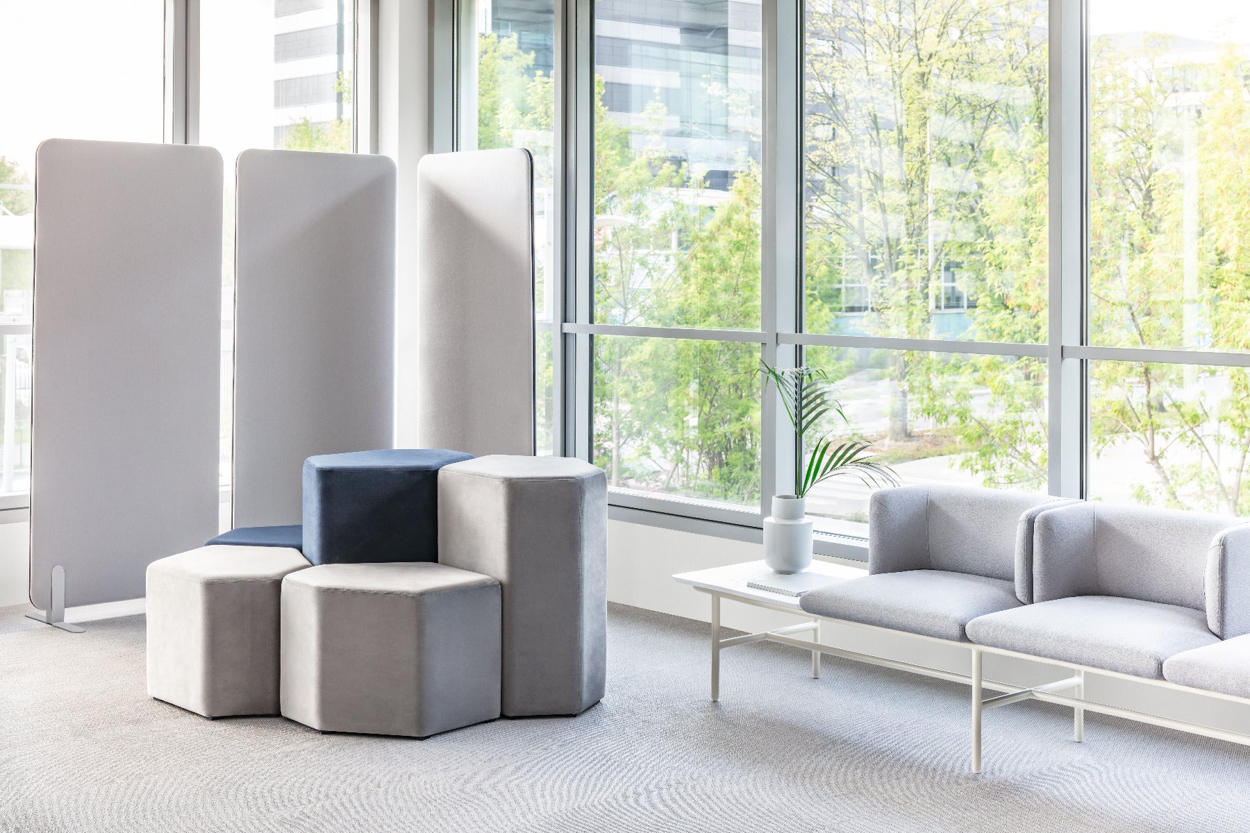 Elegantes freistehendes Akustikpaneel Sonic ZW694 in stilvollem Schwarz, perfekt zur Schalldämpfung und als ästhetisches Raumhighlight.