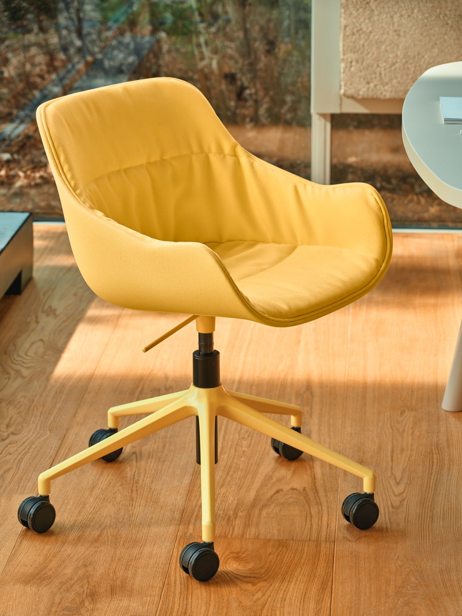 Bürostuhl Baltic Soft Duo von Mdd in Dunkelgrau mit gepolstertem Kunststoffschalensitz, gefälteltem Kissen und Aluminium-Drehfuss.