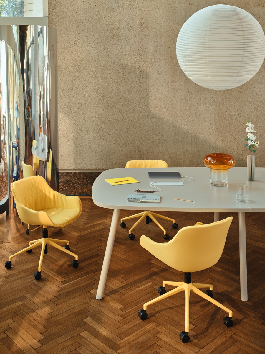 Bürostuhl Baltic Soft Duo von Mdd in Dunkelgrau mit gepolstertem Kunststoffschalensitz, gefälteltem Kissen und Aluminium-Drehfuss.