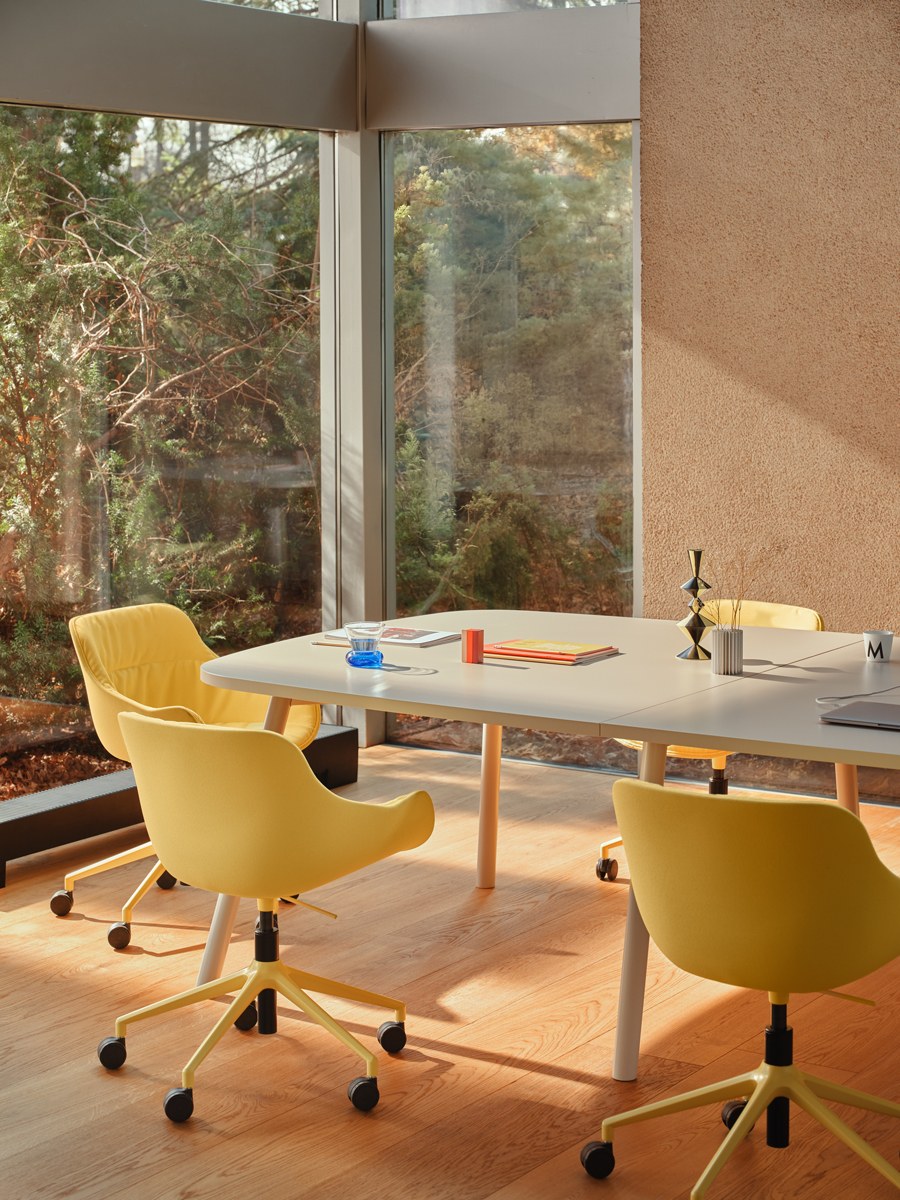 Bürostuhl Baltic Soft Duo von Mdd in Dunkelgrau mit gepolstertem Kunststoffschalensitz, gefälteltem Kissen und Aluminium-Drehfuss.